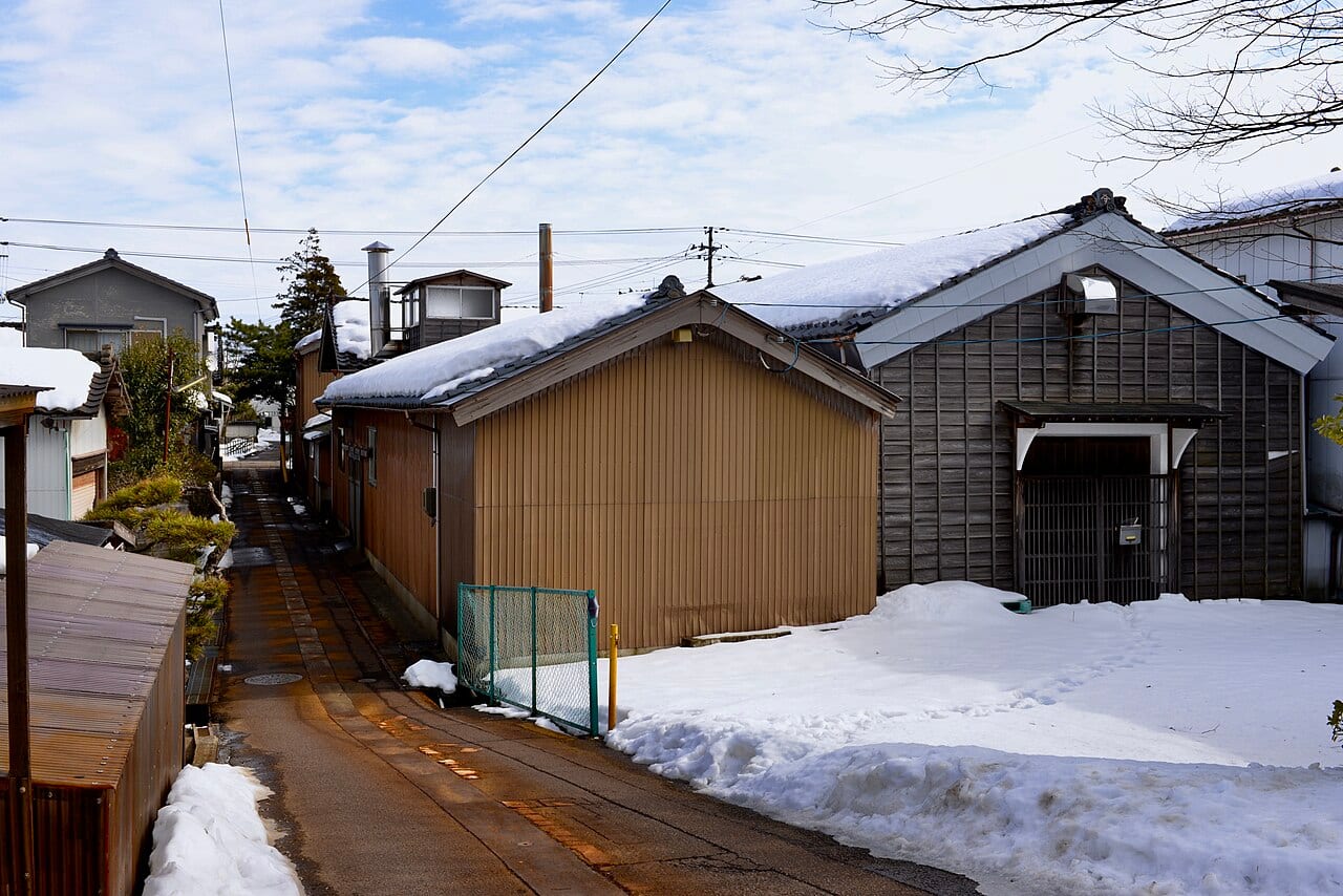 雪の朝妻酒造の蔵
