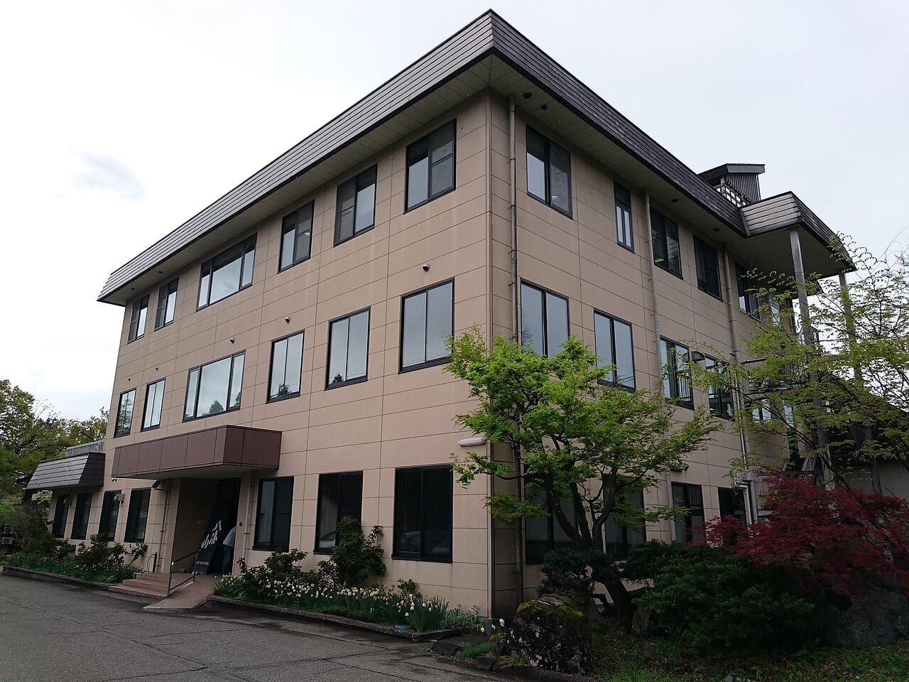 八海醸造の本社の建物