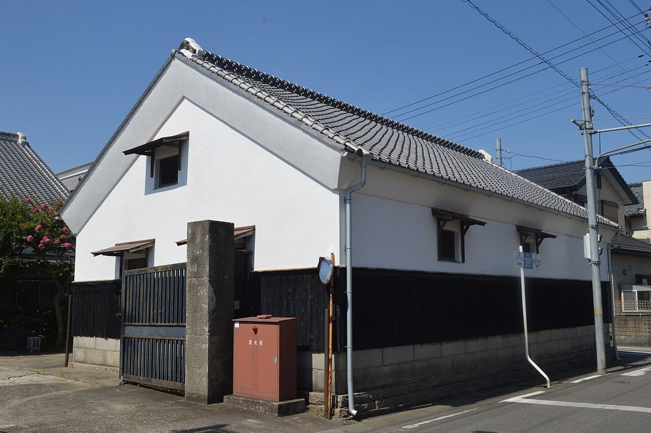 村井醸造の白壁の蔵と門